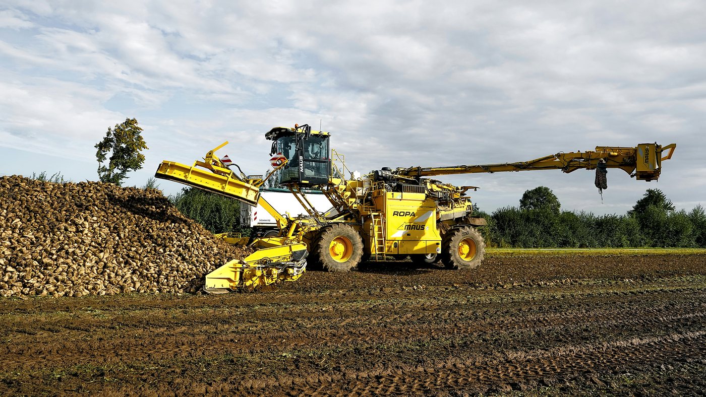 Machine agricole en pleine récolte