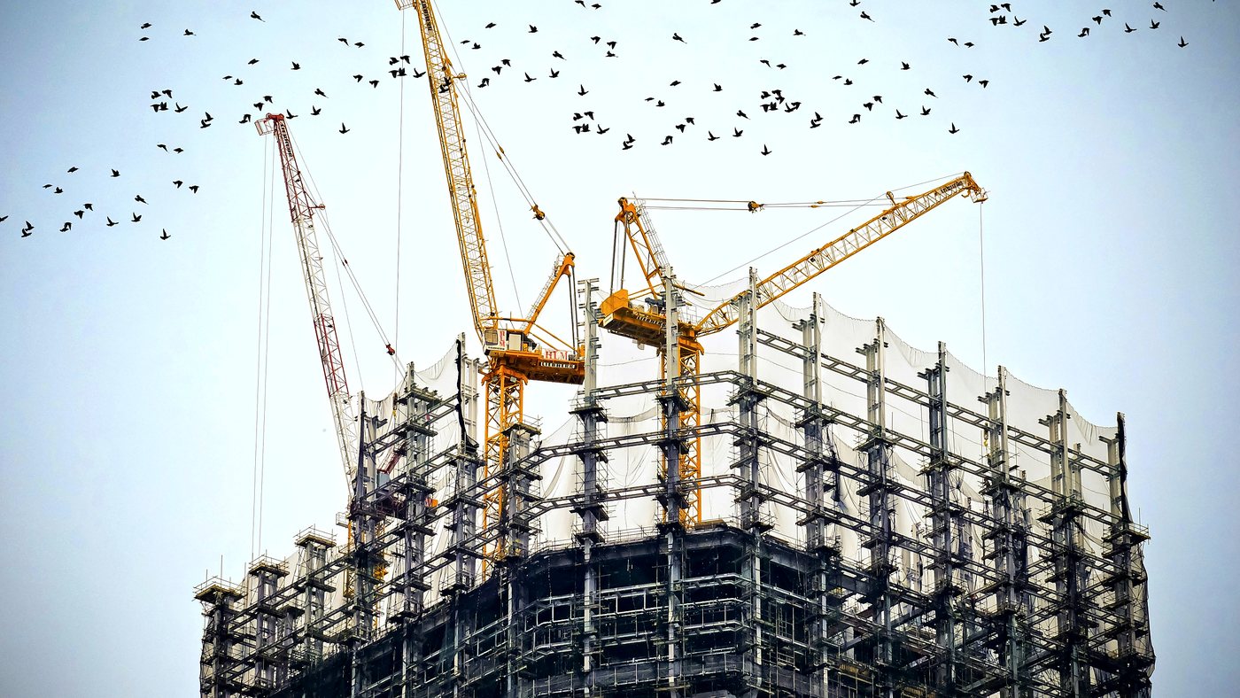 Grues sur un immeuble en construction