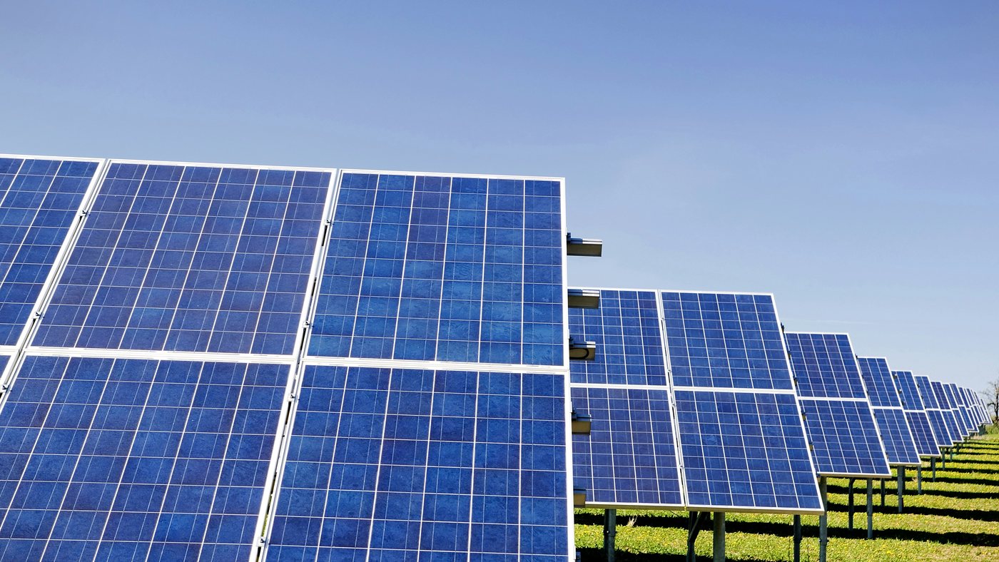 Champ de panneaux solaires photovoltaïques