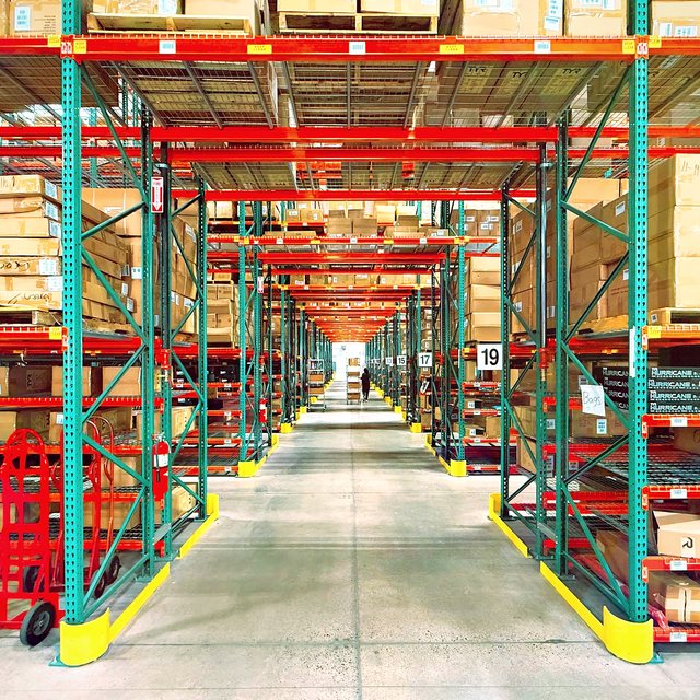 Allée d’un entrepôt de stockage
