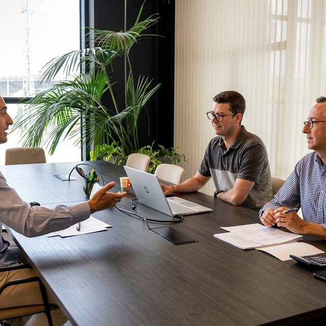 Réunion de travail autour d’une table